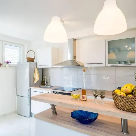 Katarina Sea View Apartman *